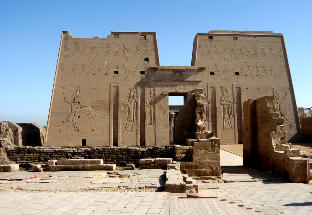 Starověký chrám Edfu v Egyptě, pohled od vchodu