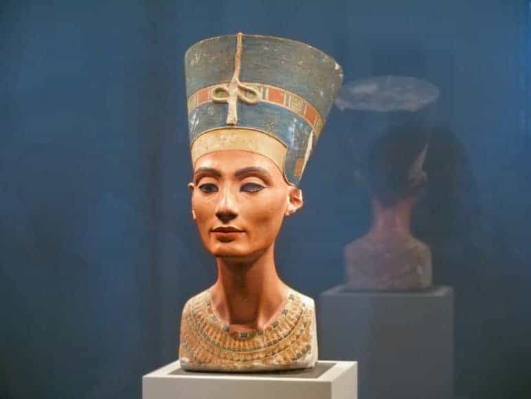 berömd byst av drottning Nefertiti