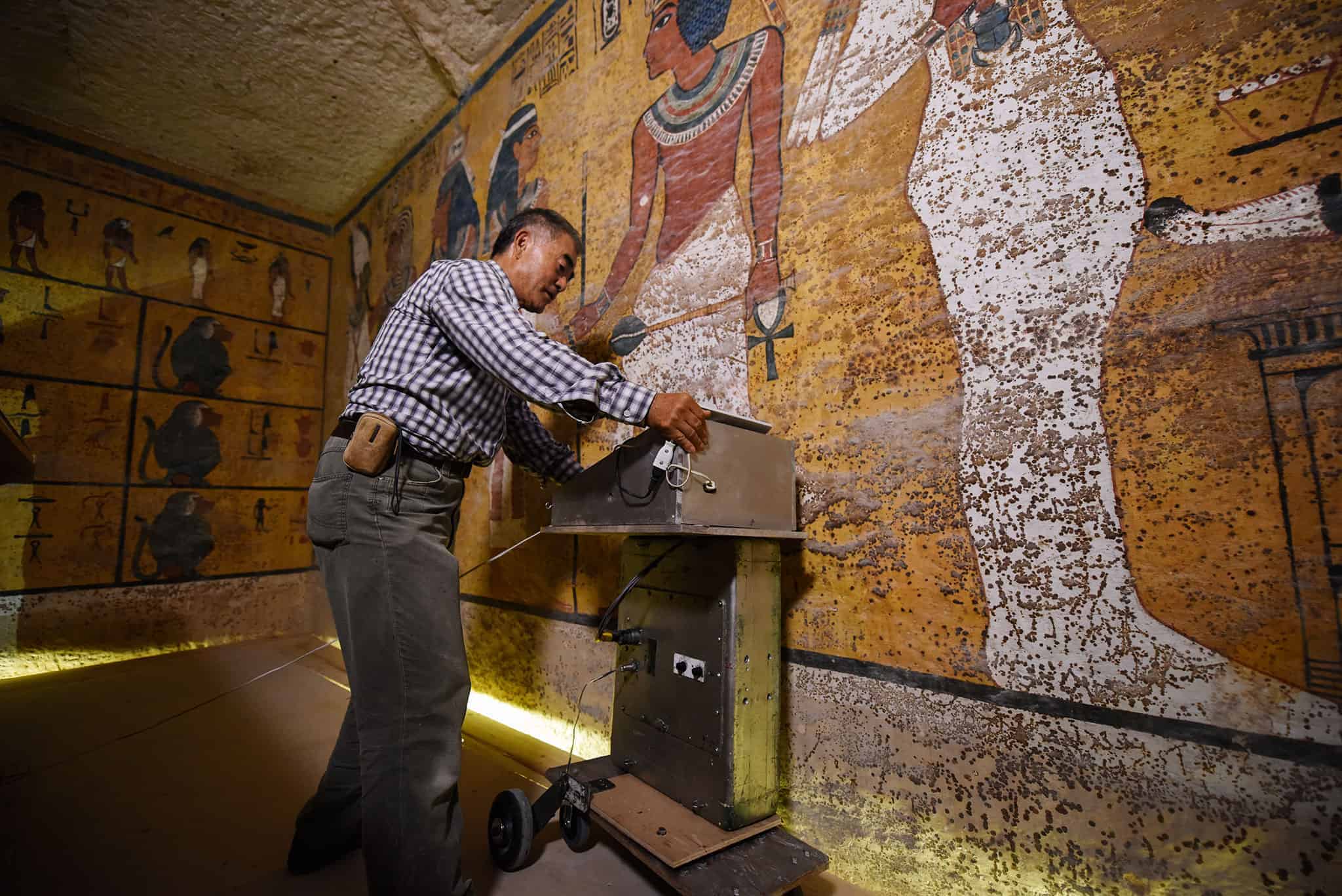 Skenuje hledá Královna Nefertiti uvnitř King Tut 's tomb's tomb