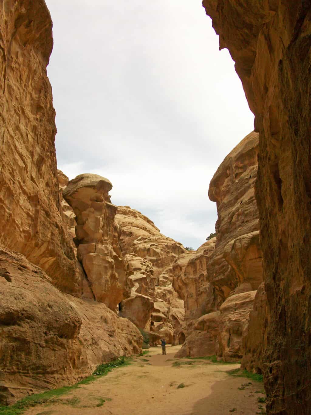 Siiq al-bariid (Cold Canyon) - The entrance to Little Petra in Jordan